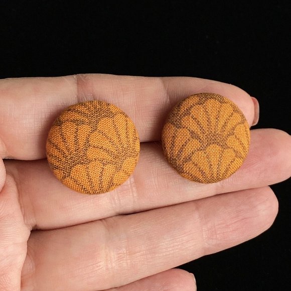 Retro Fabric Shell Design Orange Brown Post Stud Lightweight Round Earrings 7/8” - Picture 2 of 4